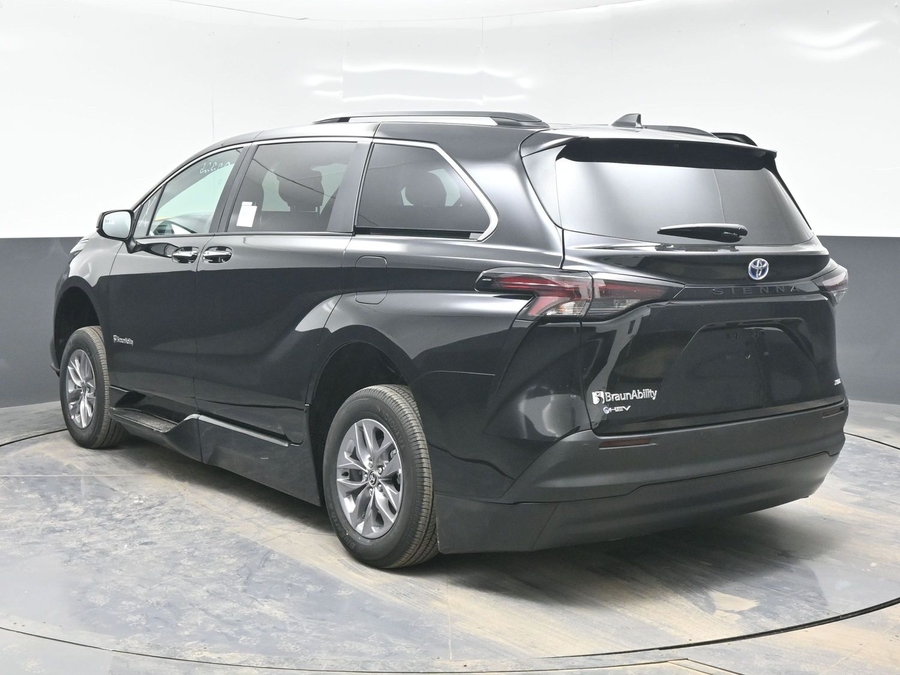 Black Toyota Sienna image number 4