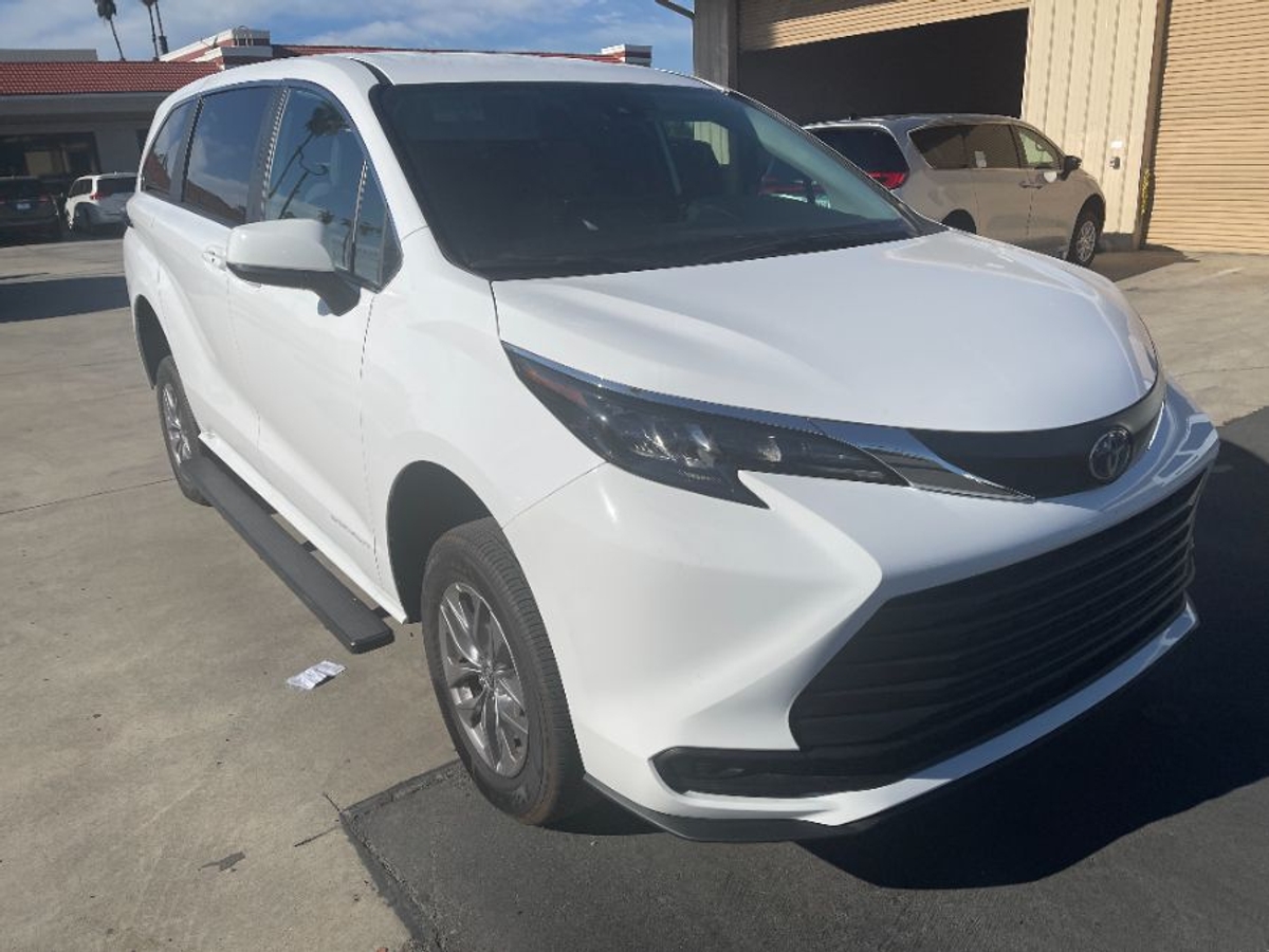 White Toyota Sienna image number 2