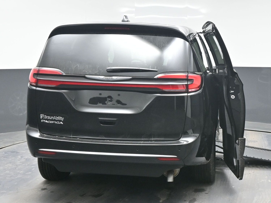 Black Chrysler Pacifica image number 3