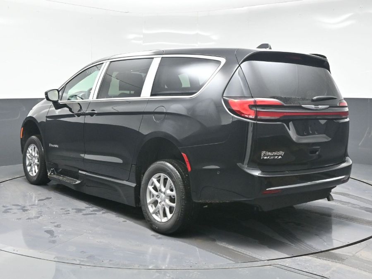 Black Chrysler Pacifica image number 4