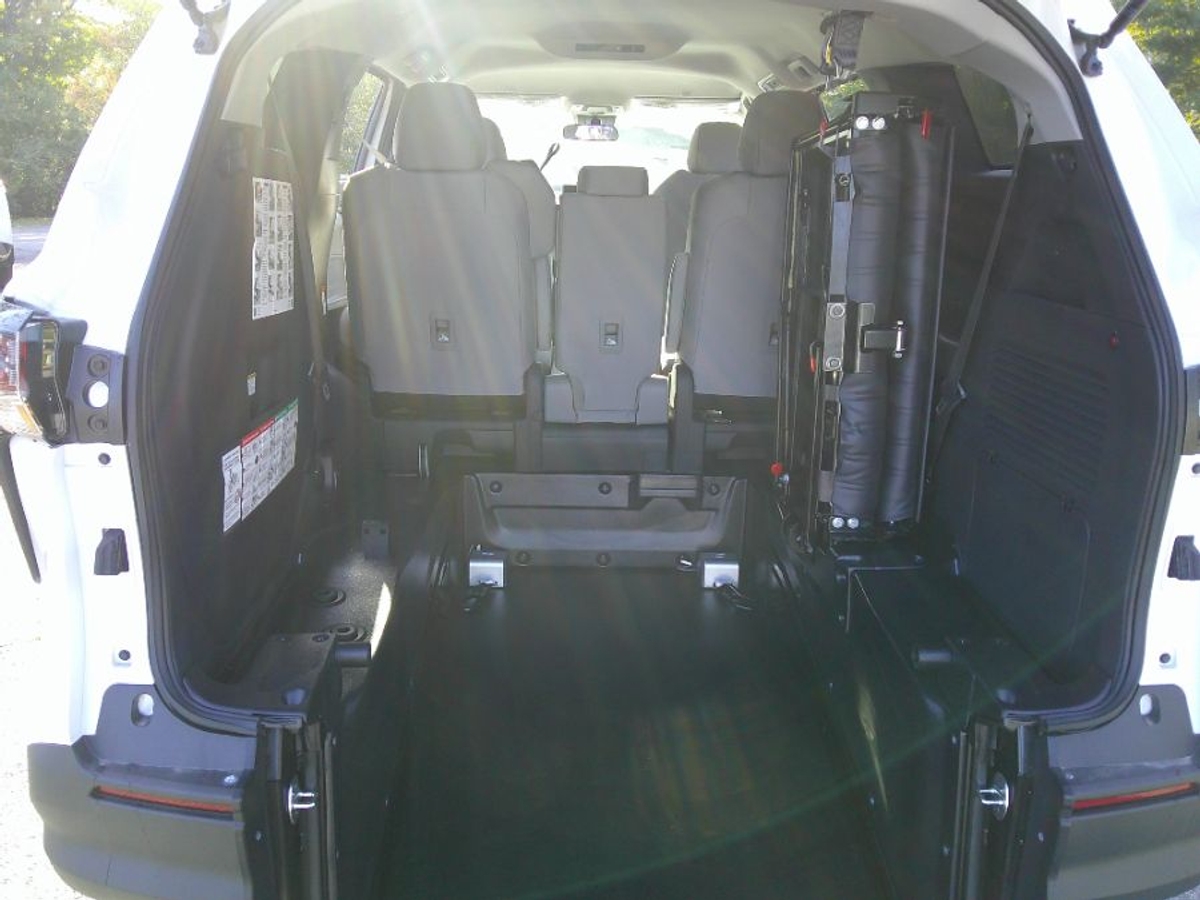 White Toyota Sienna image number 2