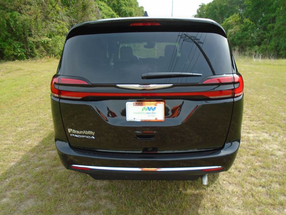Número de imagen Chrysler Pacifica negro 17