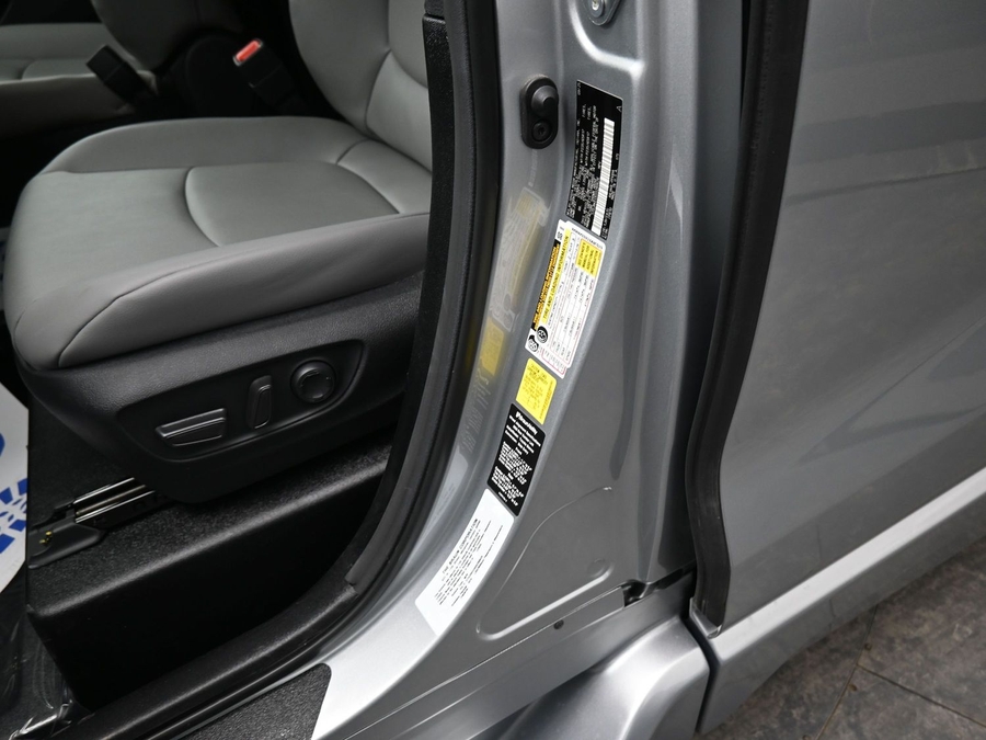 Silver Toyota Sienna image number 16