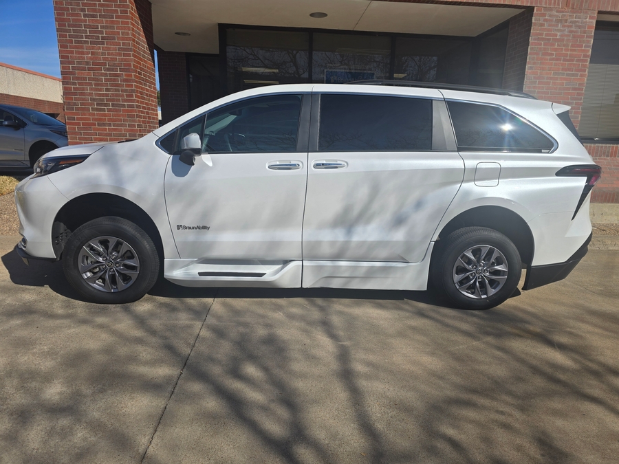 Used 2024 Toyota Sienna Hybrid XLE Plus - BraunAbility Side Entry Entry In Floor Automatic Ramp