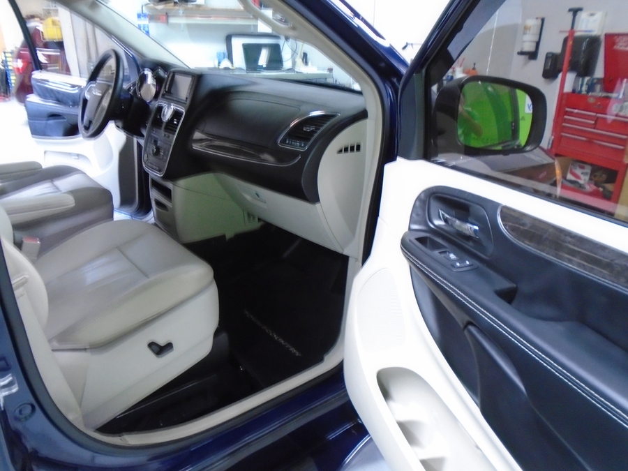 2016 Chrysler Town & Country Touring-L - Photo 10