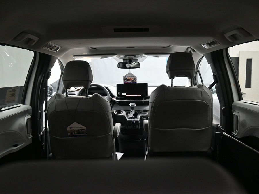 New 2026 Toyota Sienna Hybrid XLE Base - BraunAbility Side Entry Fold Out Automatic Ramp