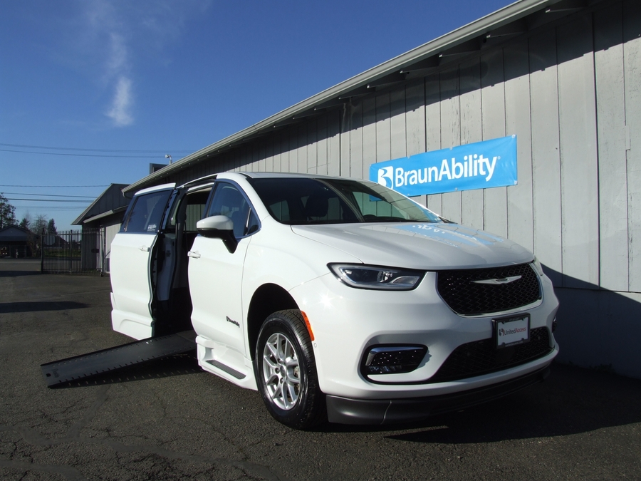 Used 2023 Chrysler Pacifica Touring L Safety - BraunAbility Side Entry Entry In Floor Automatic Ramp