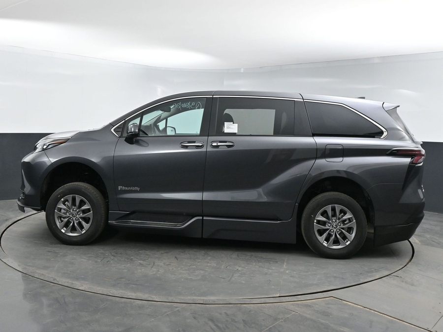 New 2025 Toyota Sienna Hybrid XLE Base - BraunAbility Side Entry Entry In Floor Automatic Ramp