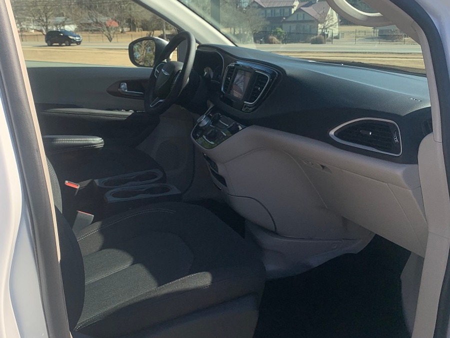 White Chrysler Pacifica image number 11