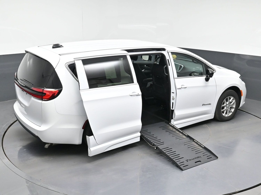 White Chrysler Pacifica image number 18