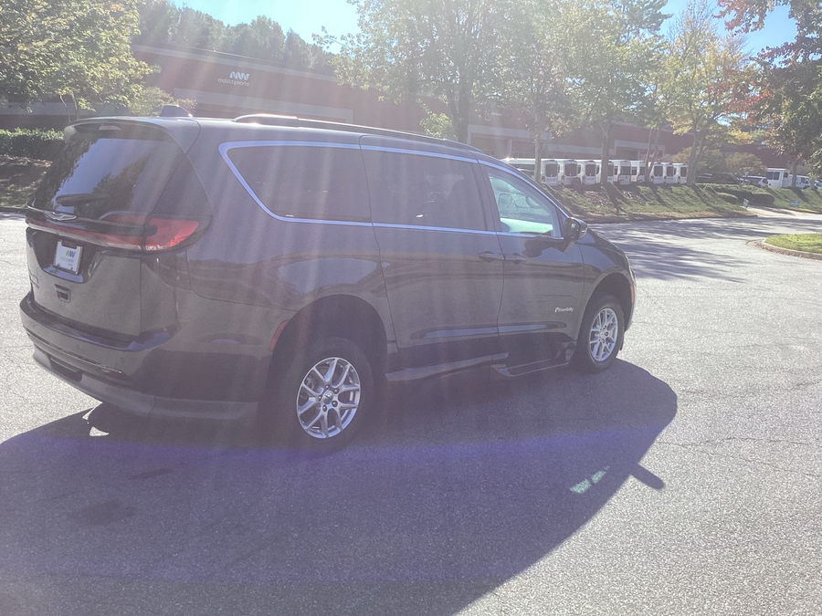 Grey Chrysler Pacifica image number 5