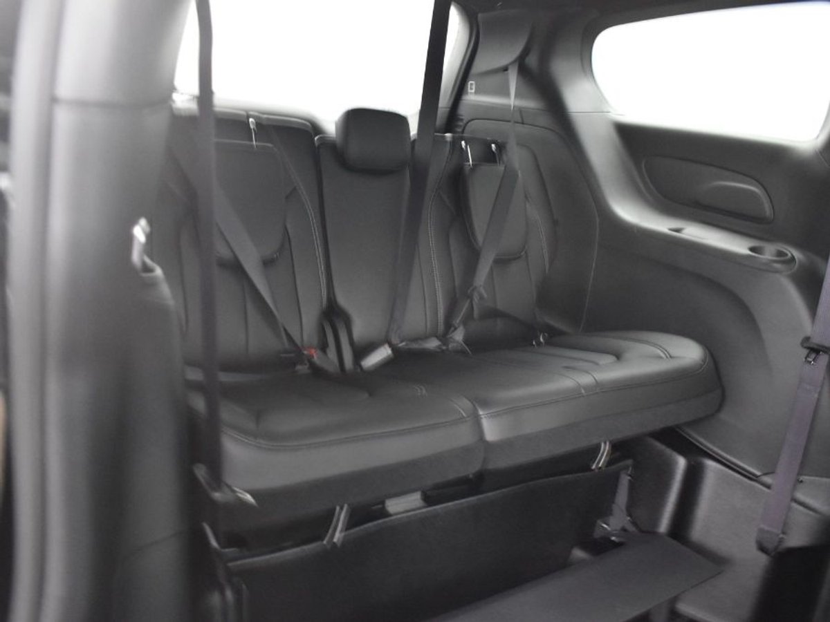 Black Chrysler Pacifica image number 9
