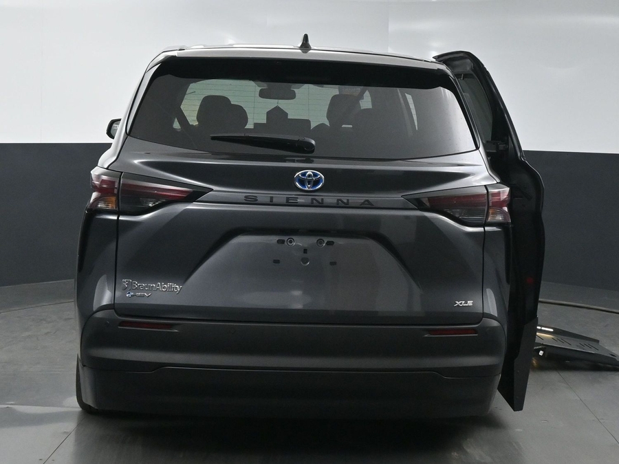 New 2025 Toyota Sienna Hybrid XLE Base - BraunAbility Side Entry Entry Fold Out Automatic Ramp