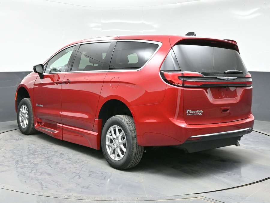 New 2026 Chrysler Pacifica Select Safety - BraunAbility Side Entry Entry Fold Out Automatic Ramp
