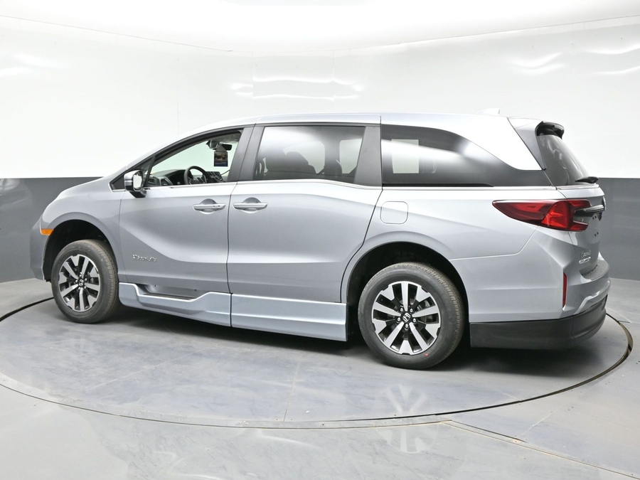 Silver Honda Odyssey image number 3