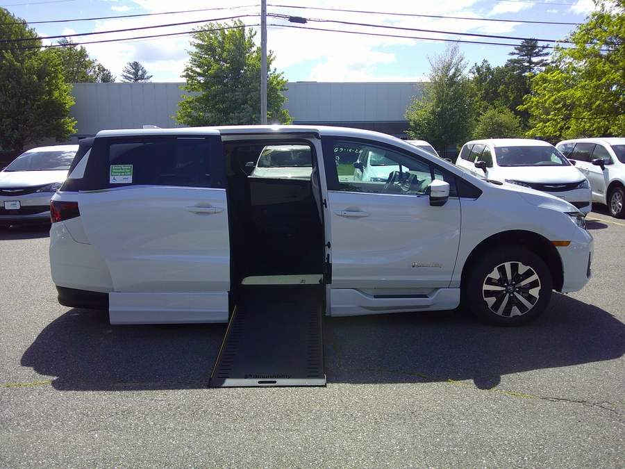White Honda Odyssey image number 1