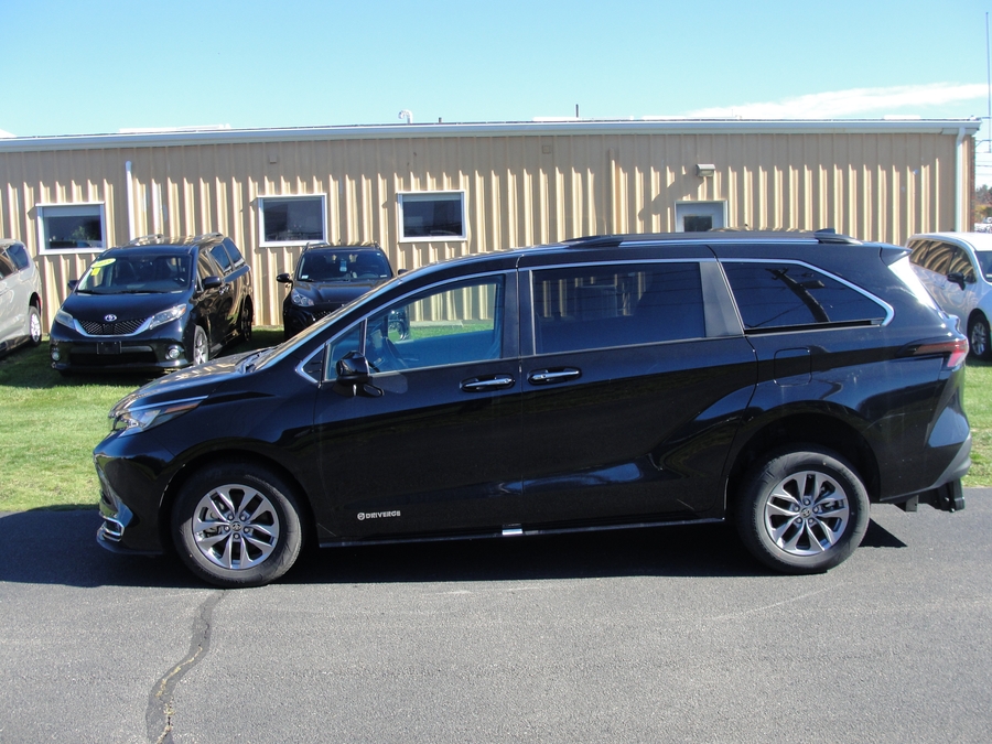 Black Toyota Sienna image number 1