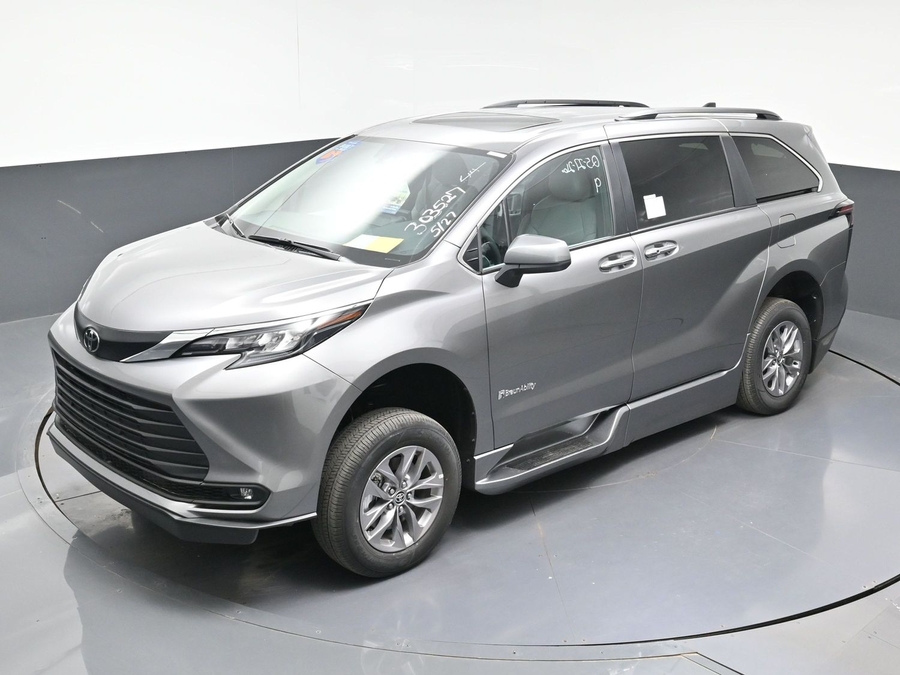 New 2026 Toyota Sienna Hybrid XLE Base - BraunAbility Side Entry Entry Fold Out Automatic Ramp