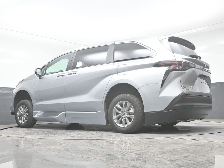 New 2025 Toyota Sienna Hybrid XLE Base - BraunAbility Side Entry Entry Fold Out Automatic Ramp