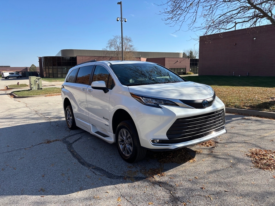 Used 2021 Toyota Sienna Hybrid XLE Base - BraunAbility Side Entry Entry Fold Out Automatic Ramp