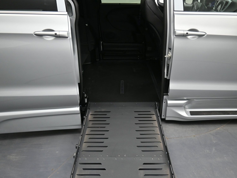 Silver Chrysler Pacifica image number 11