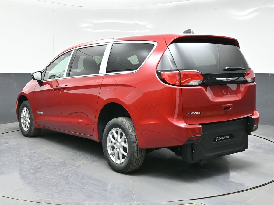 Red Chrysler Voyager image number 4