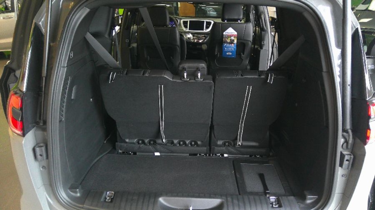 Grey Chrysler Pacifica image number 5