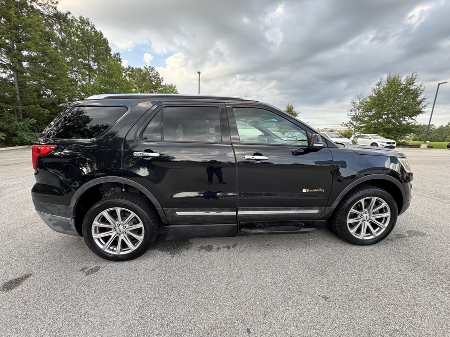 Black Ford Explorer image number 11