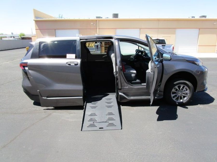Used 2021 Toyota Sienna Hybrid LE - BraunAbility Side Entry Entry Fold Out Automatic Ramp