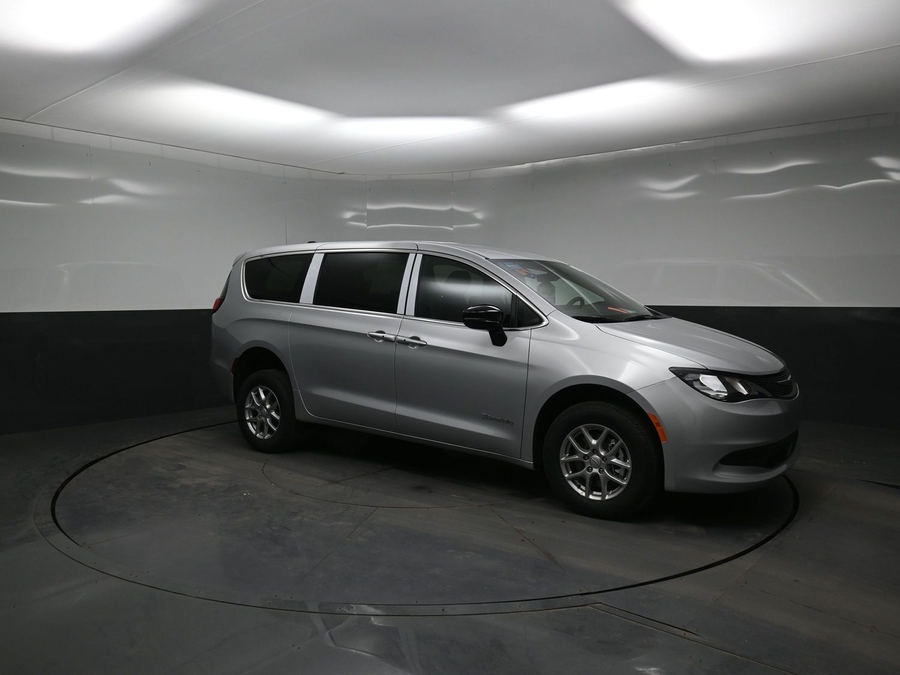 Silver Chrysler Voyager image number 19