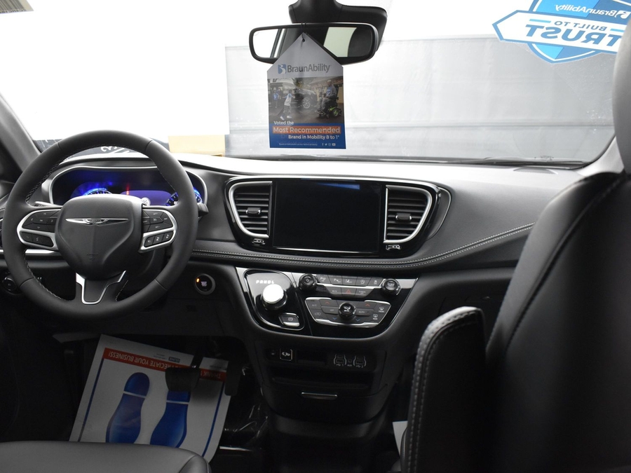 New 2025 Chrysler Pacifica Select Safety - BraunAbility Side Entry Entry In Floor Automatic Ramp