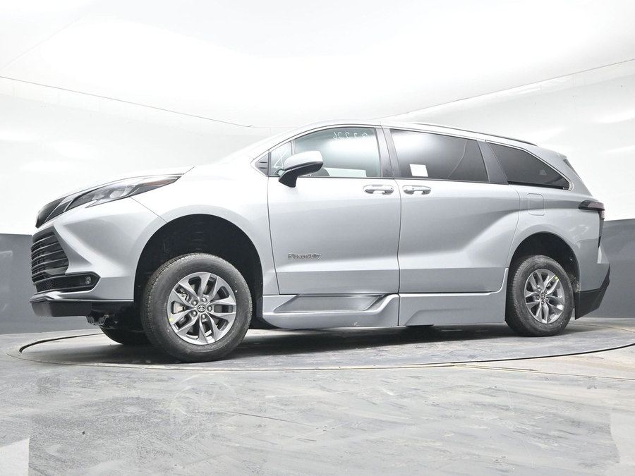 Silver Toyota Sienna image number 19