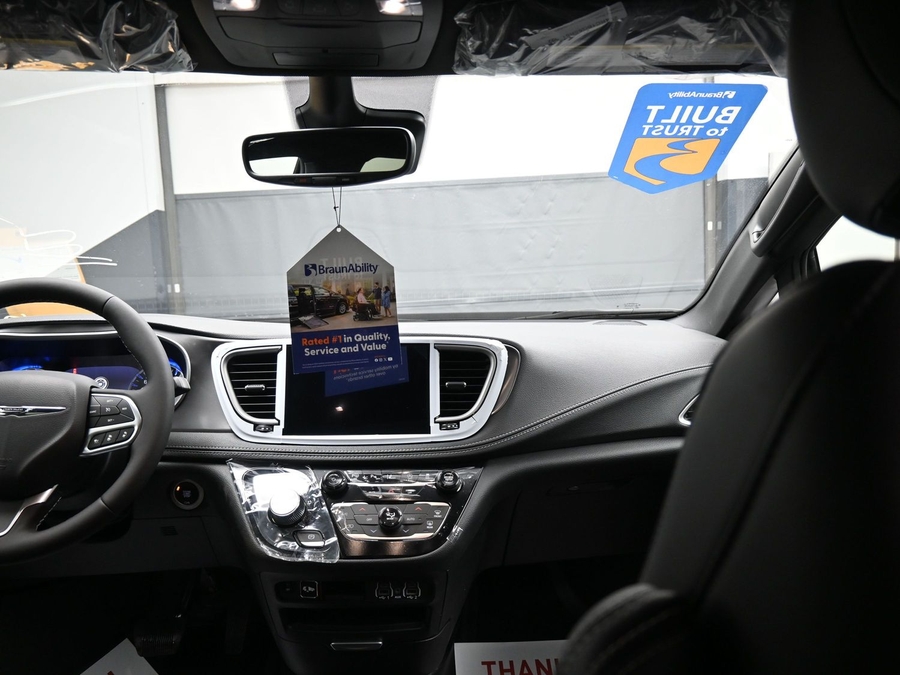 Black Chrysler Pacifica image number 12