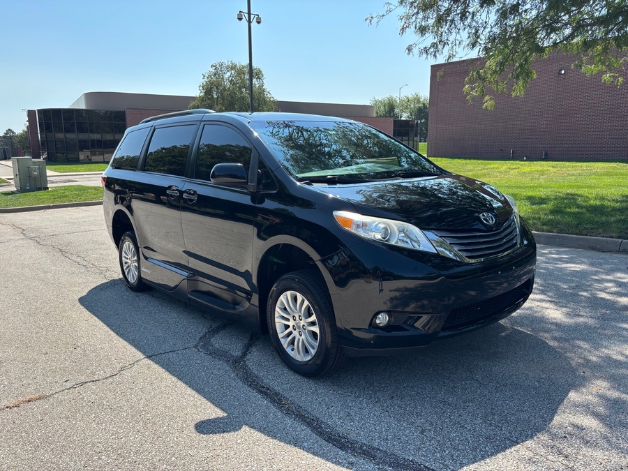 Used 2017 Toyota Sienna XLE - VMI Side Entry In Floor Automatic Ramp