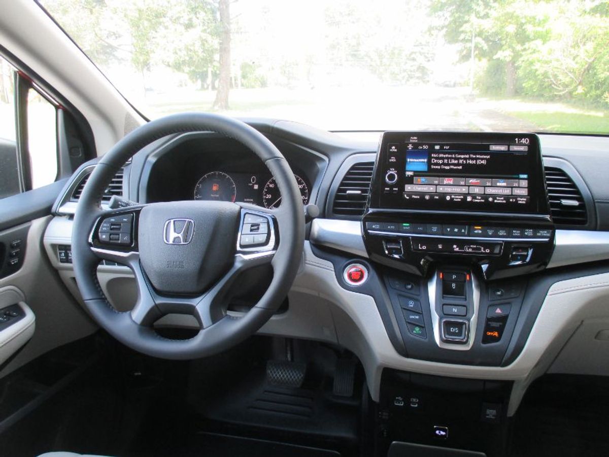 Red Honda Odyssey image number 15