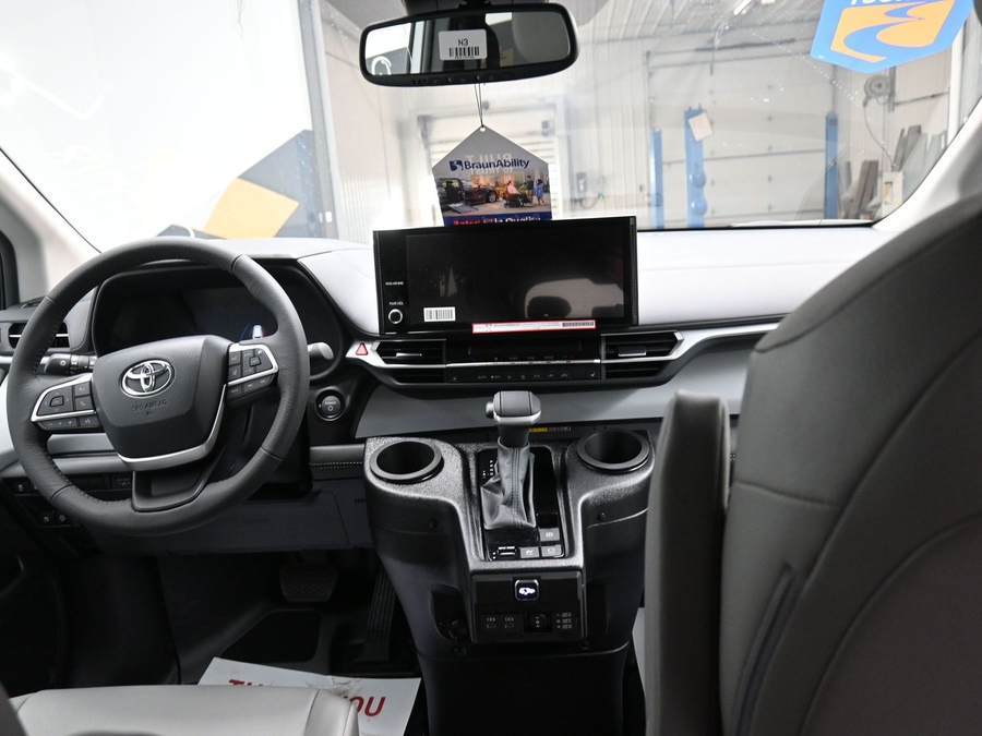 New 2025 Toyota Sienna Hybrid XLE Base - BraunAbility Side Entry Entry Fold Out Automatic Ramp