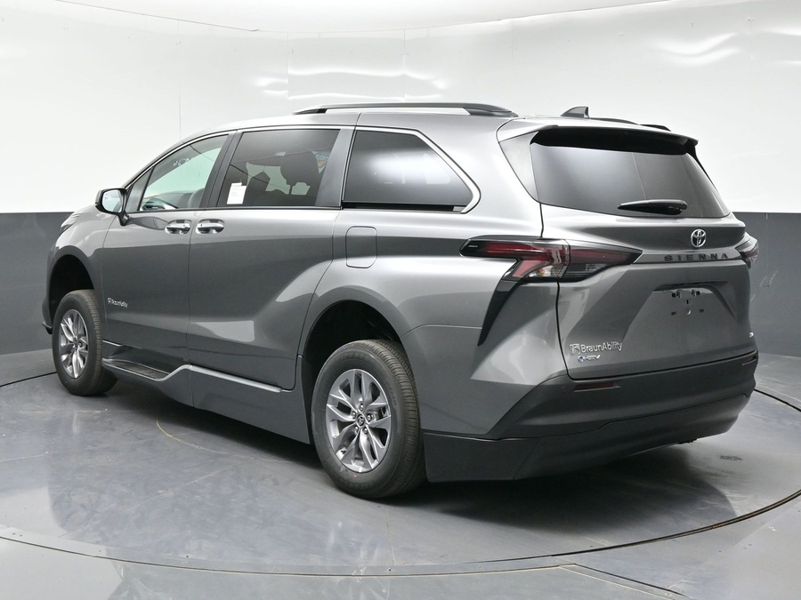 New 2026 Toyota Sienna Hybrid XLE Base - BraunAbility Side Entry Fold Out Automatic Ramp