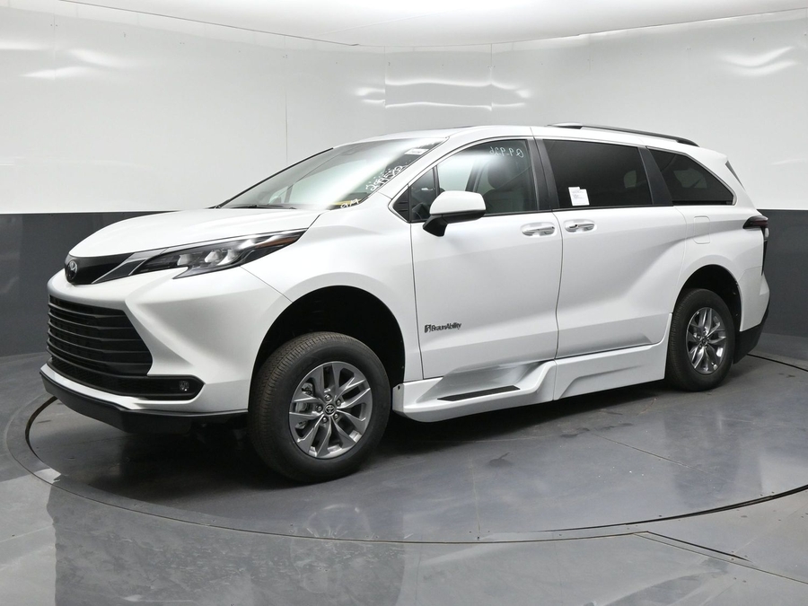 New 2026 Toyota Sienna Hybrid XLE Add - BraunAbility Side Entry In Floor Automatic Ramp