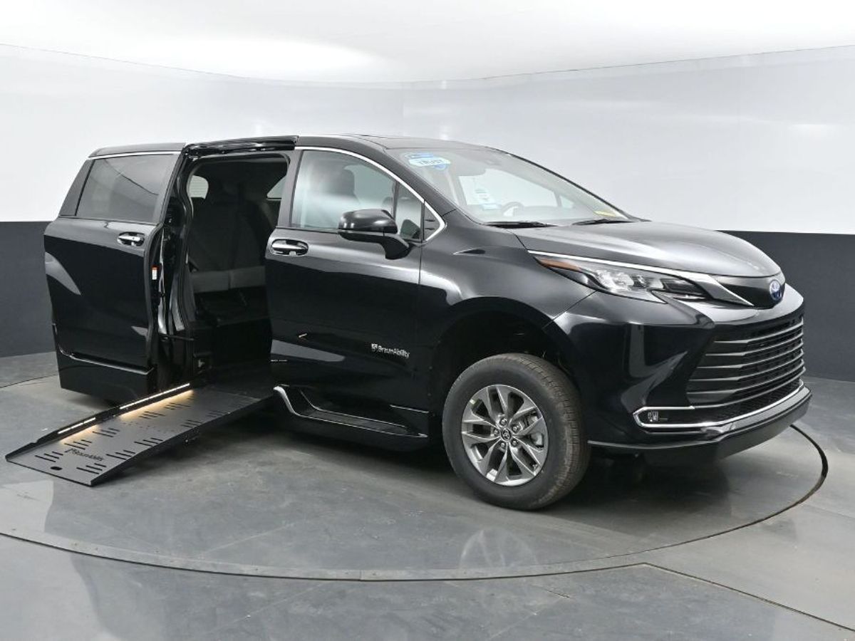 Black Toyota Sienna image number 17