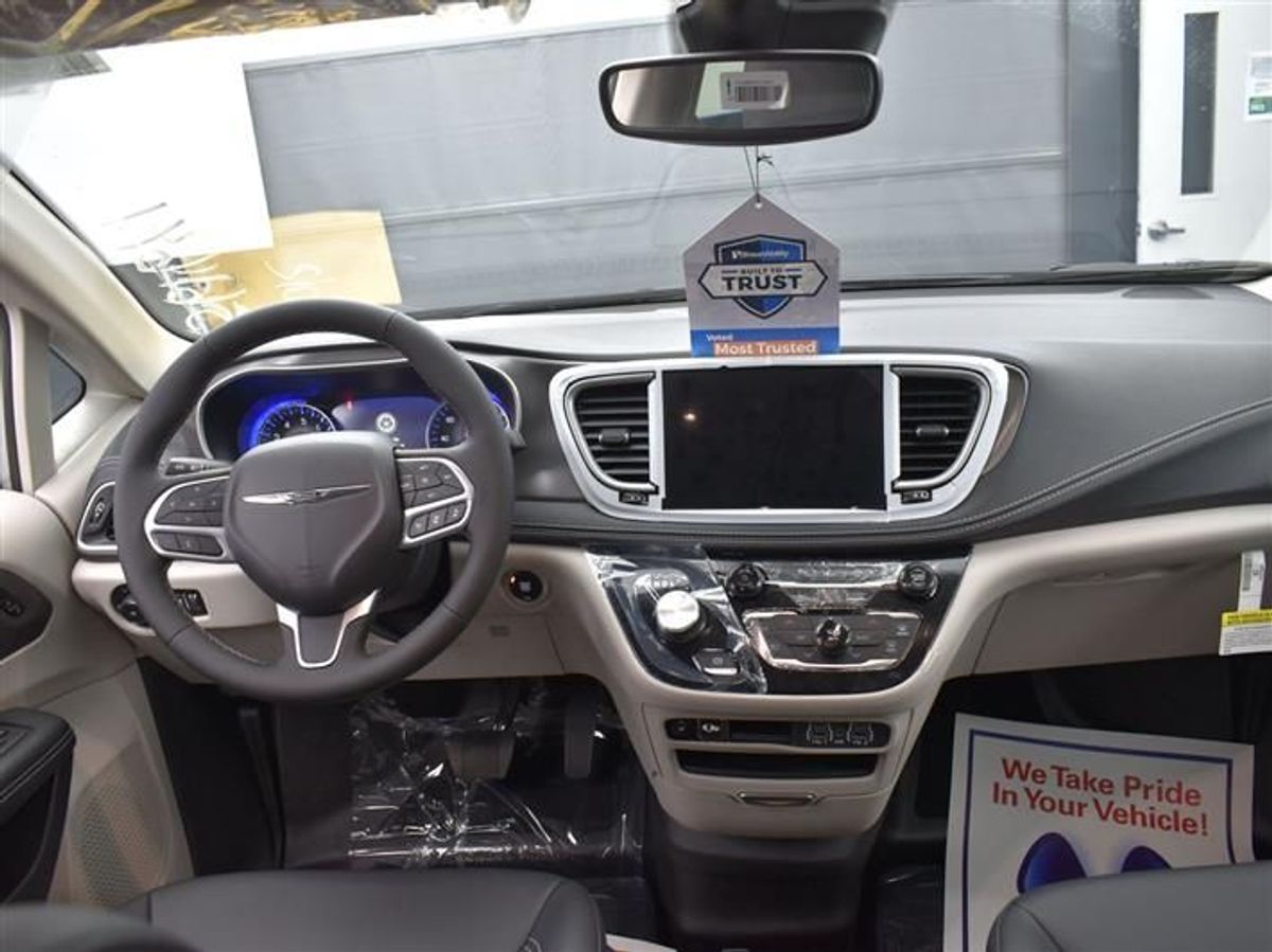 2023 CHRYSLER PACIFICA - Image 17