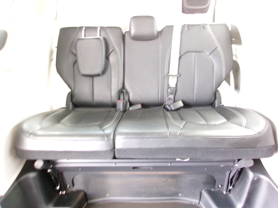 White Chrysler Voyager image number 37