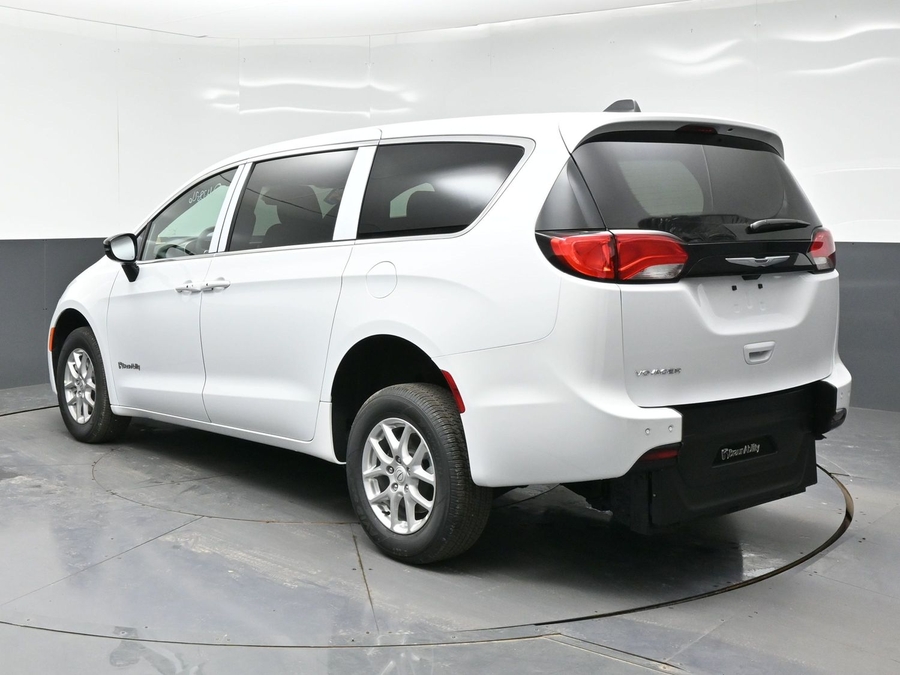 White Chrysler Voyager image number 1
