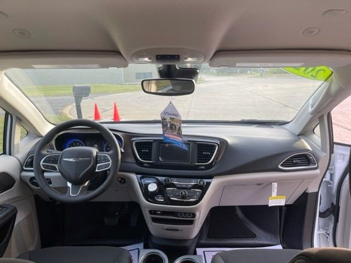 White Chrysler Voyager image number 14