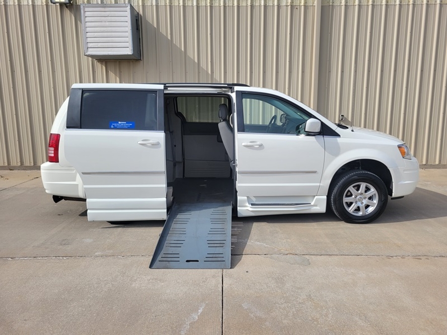 Used 2010 Chrysler Town and Country Touring - BraunAbility Side Entry Entry Fold Out Automatic Ramp