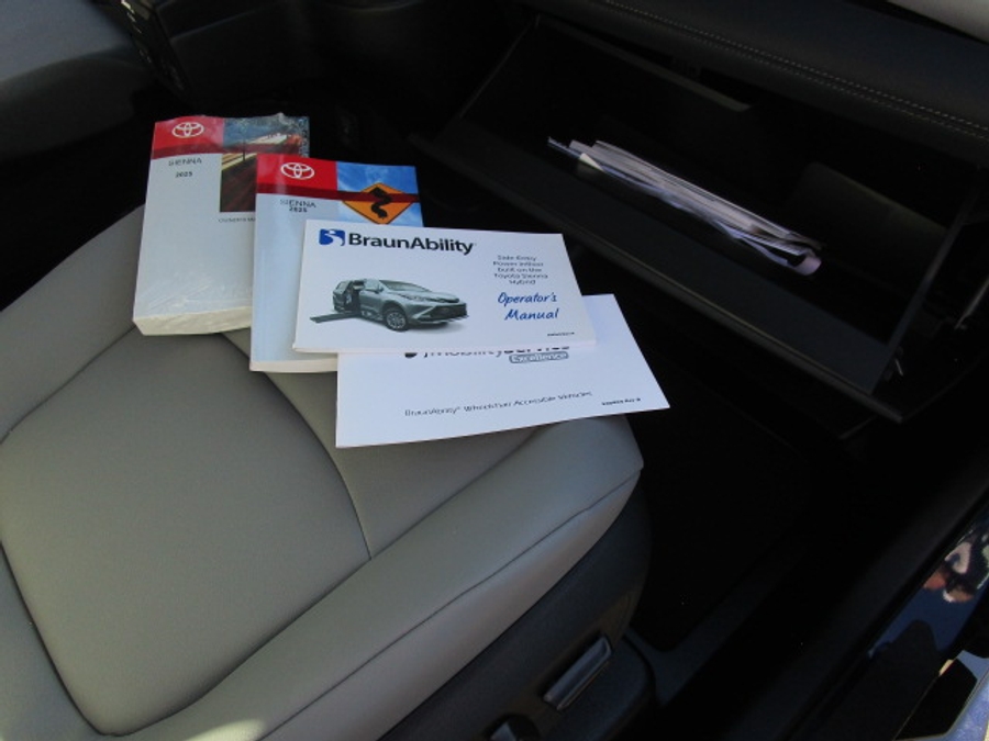 New 2025 Toyota Sienna Hybrid XLE Plus - BraunAbility Side Entry Entry In Floor Automatic Ramp