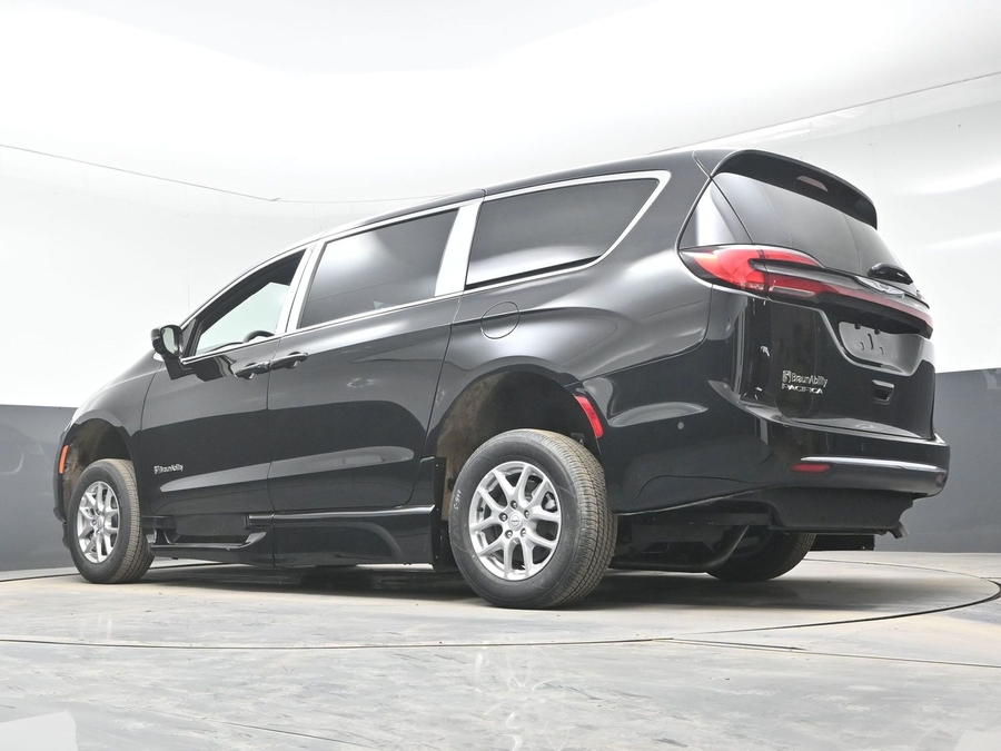 Black Chrysler Pacifica image number 20