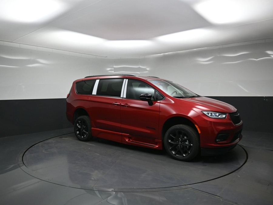 Red Chrysler Pacifica image number 13