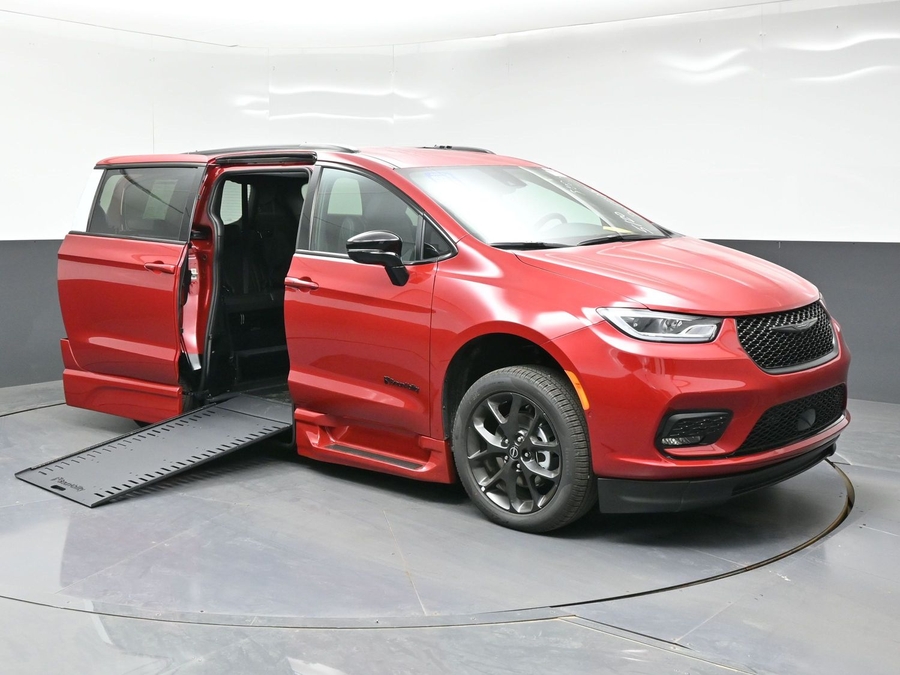 New 2026 Chrysler Pacifica Select Sport - BraunAbility Side Entry Entry In Floor Automatic Ramp