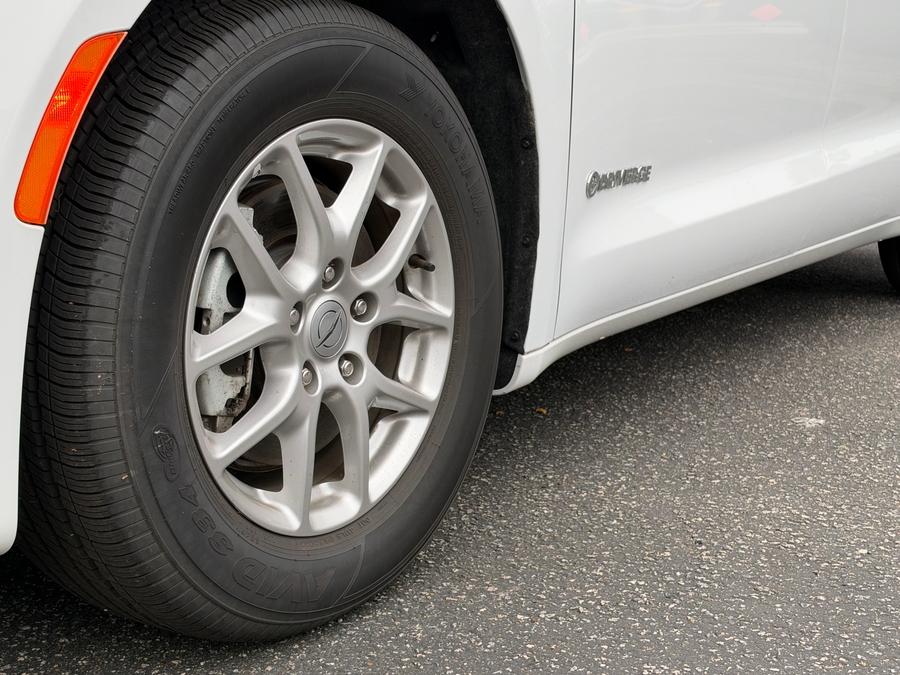 White Chrysler Voyager image number 15