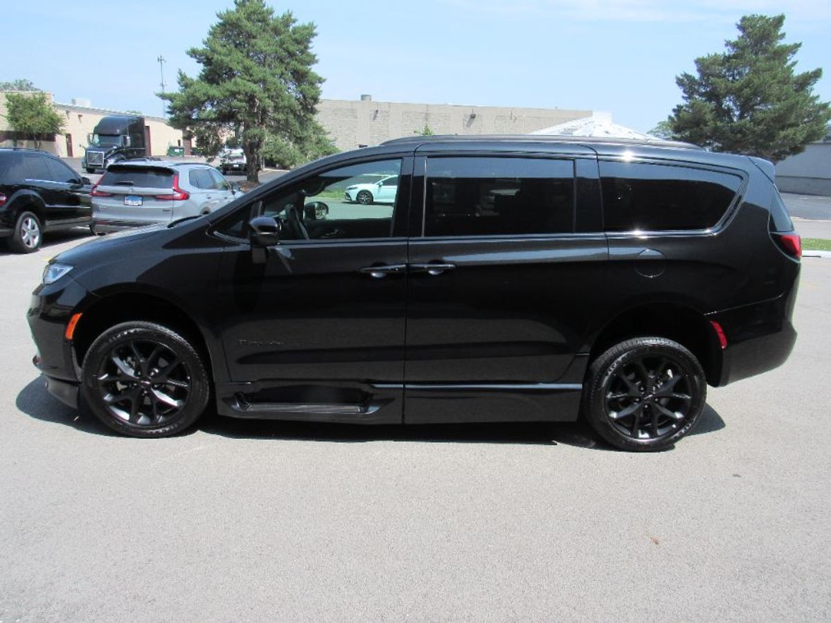 2023 CHRYSLER PACIFICA - Image 2